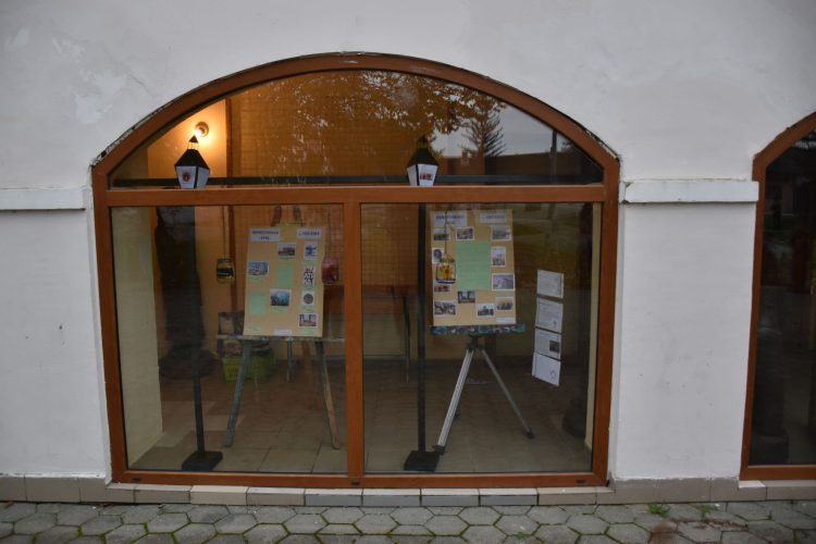 IZLOŽBA UČENIKA POVJESNIČARA U GALERIJI „PETRA SMAJIĆ“ ERNESTINOVO DOK LAMPE JOŠ GORE